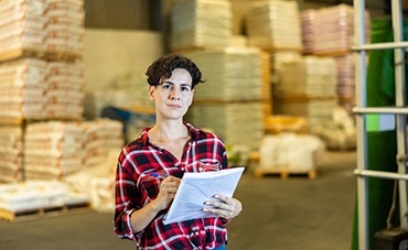 Empleado de DHL en un almacén