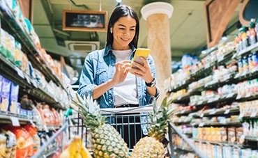Mujer sonriendo a la pantalla del móvil