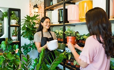 dos mujeres sonriéndose