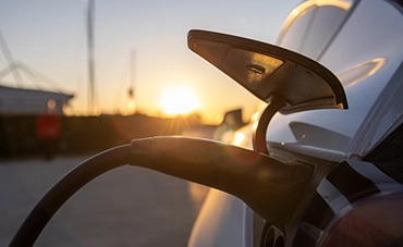 Adoptar vehículos eléctricos y combustibles alternativos