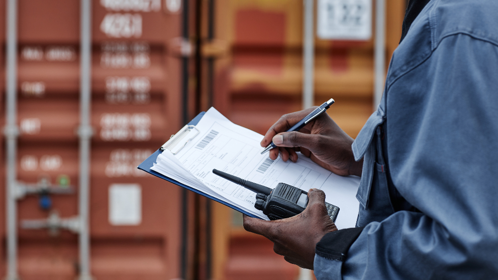 /content/dam/nigeria/logistics-advice/essential-guide/Who Handles Customs Brokerage.jpg