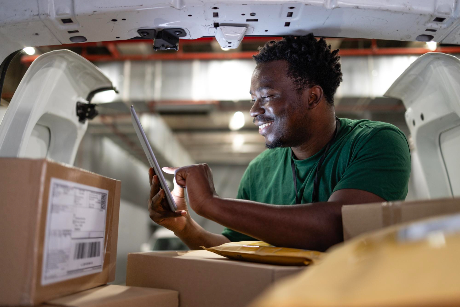 /content/dam/nigeria/logistics-advice/logistics-insight-/Deliver Tracking Information Instantly.jpg