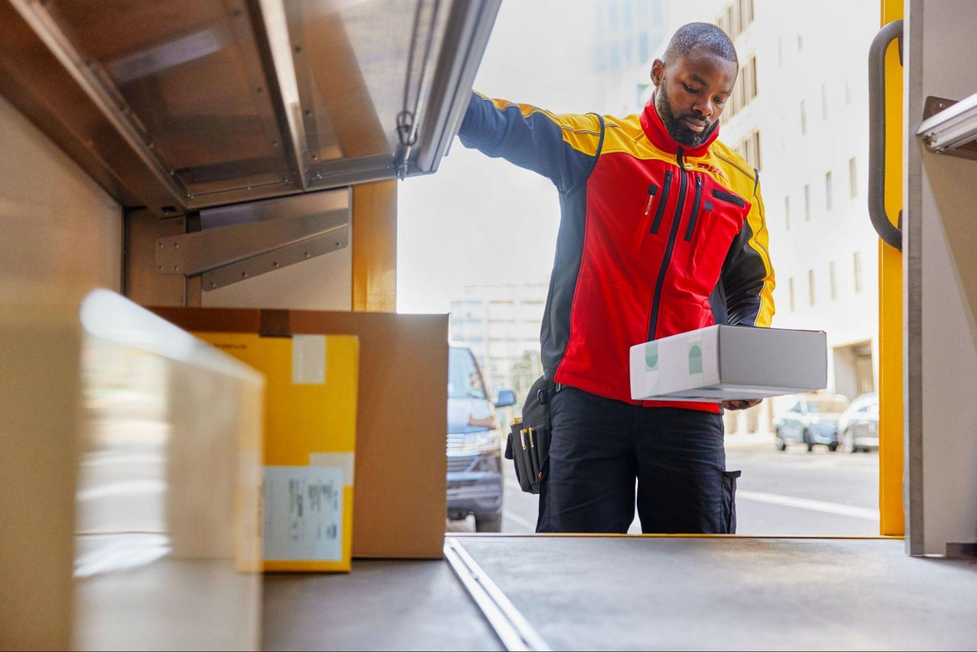 /content/dam/nigeria/shipping-with-dhl/exporting-with-dhl/Built for Online Sellers and Cross-Border Growth.jpg