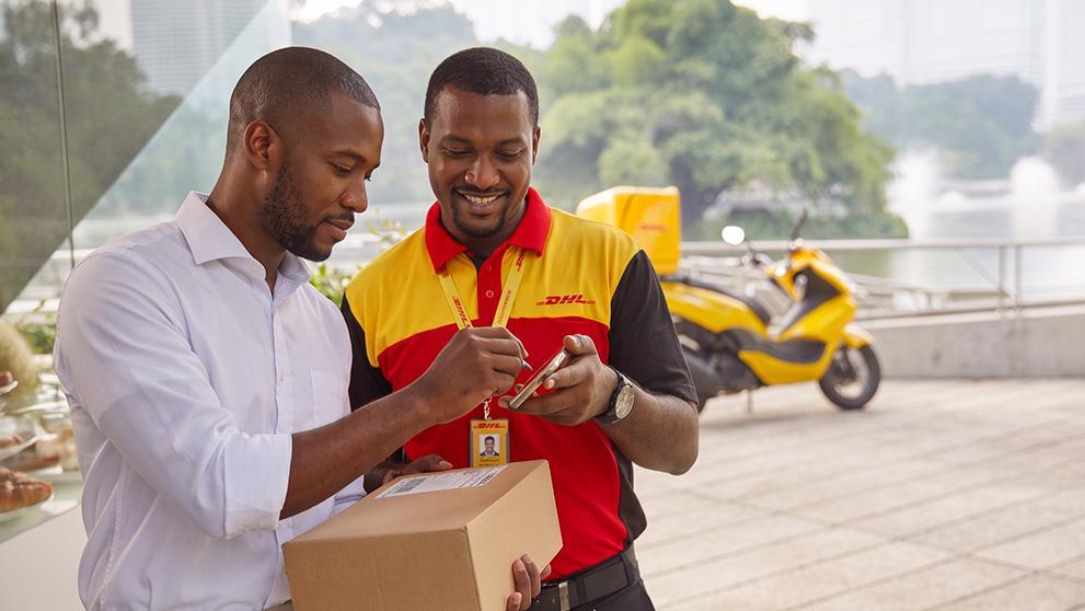 /content/dam/nigeria/shipping-with-dhl/getting-started/How to change a delivery while your shipment is in transit.jpg