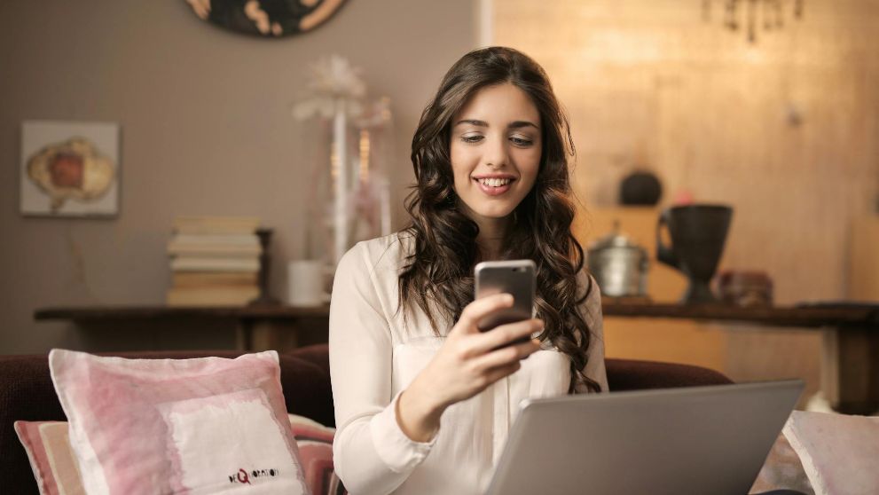 A young woman using his laptop to visit e-commerce pages in his home