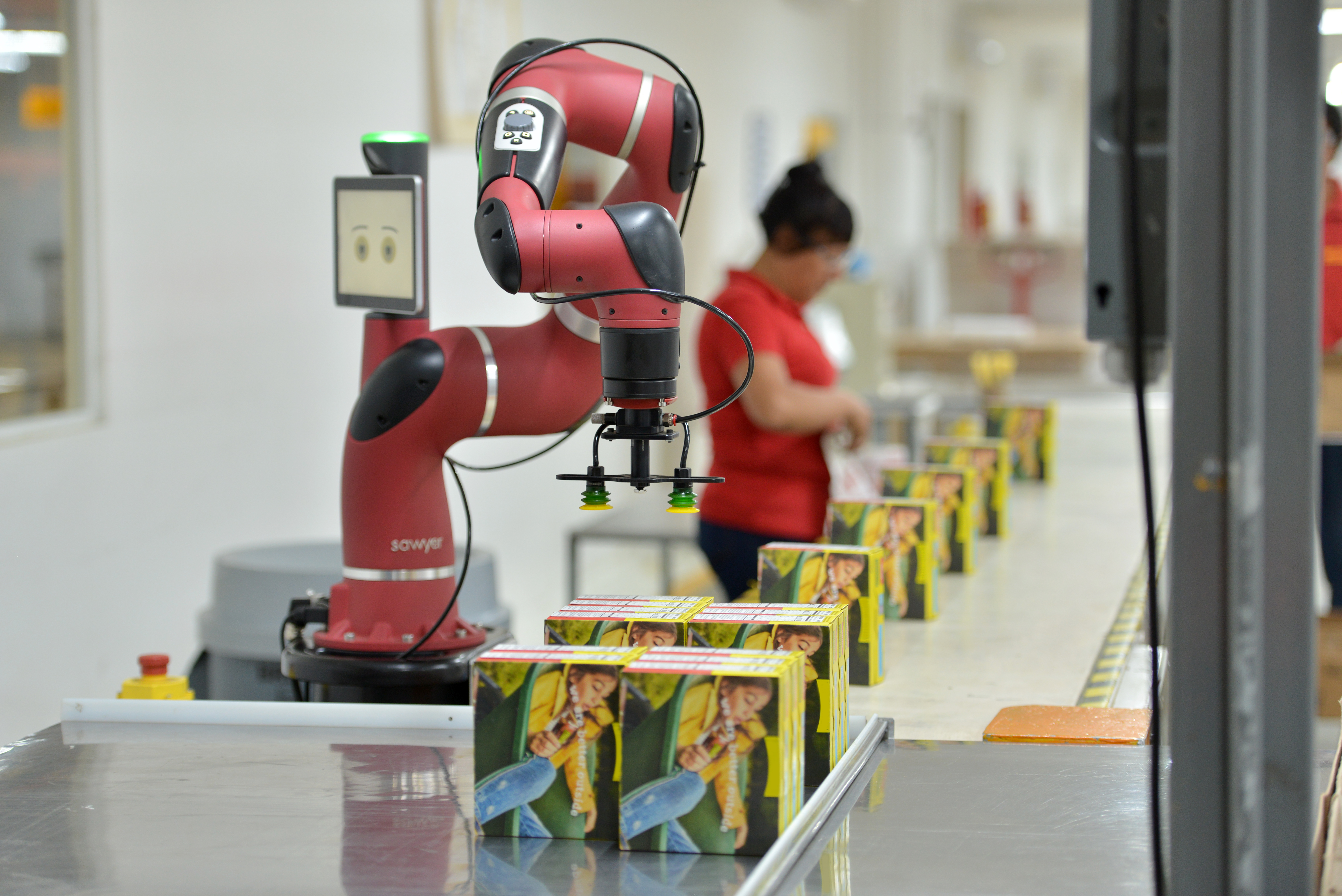 automated-arm-packing-goods
