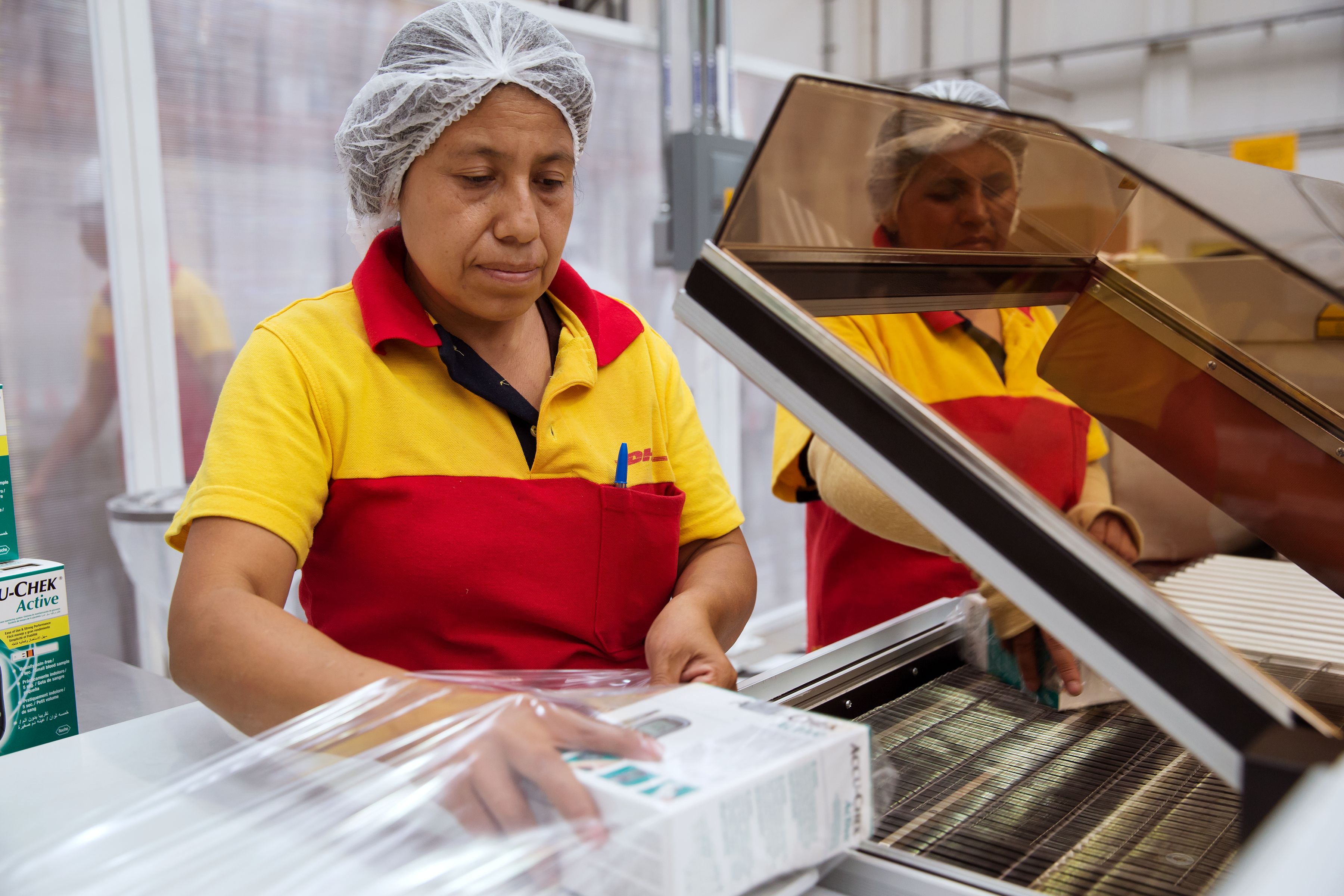 handler-packing-medical-product