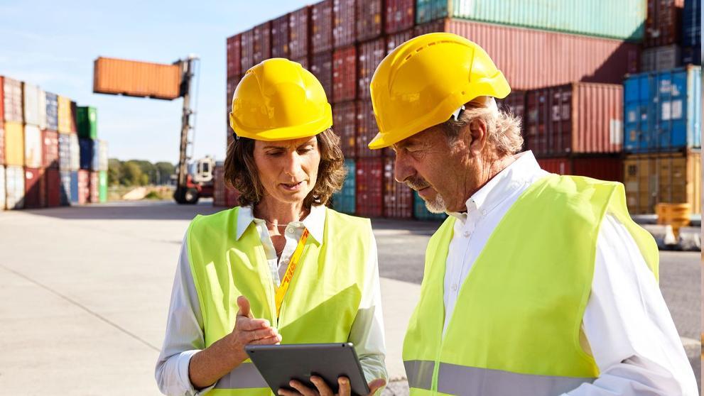 /content/dam/south-africa/logistics-advice/export-and-import-advice-/Sea Freight vs. Air Freight.jpg