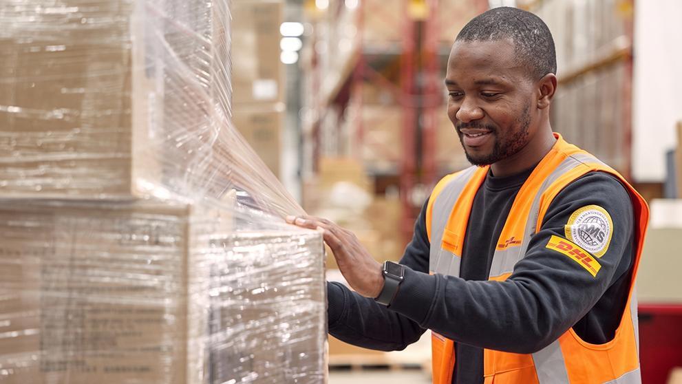/content/dam/south-africa/logistics-advice/logistics-insight/Freight Forwarder vs Courier.jpg