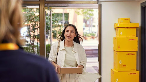 /content/dam/south-africa/shipping-with-dhl/Mobile-First Tracking.jpg