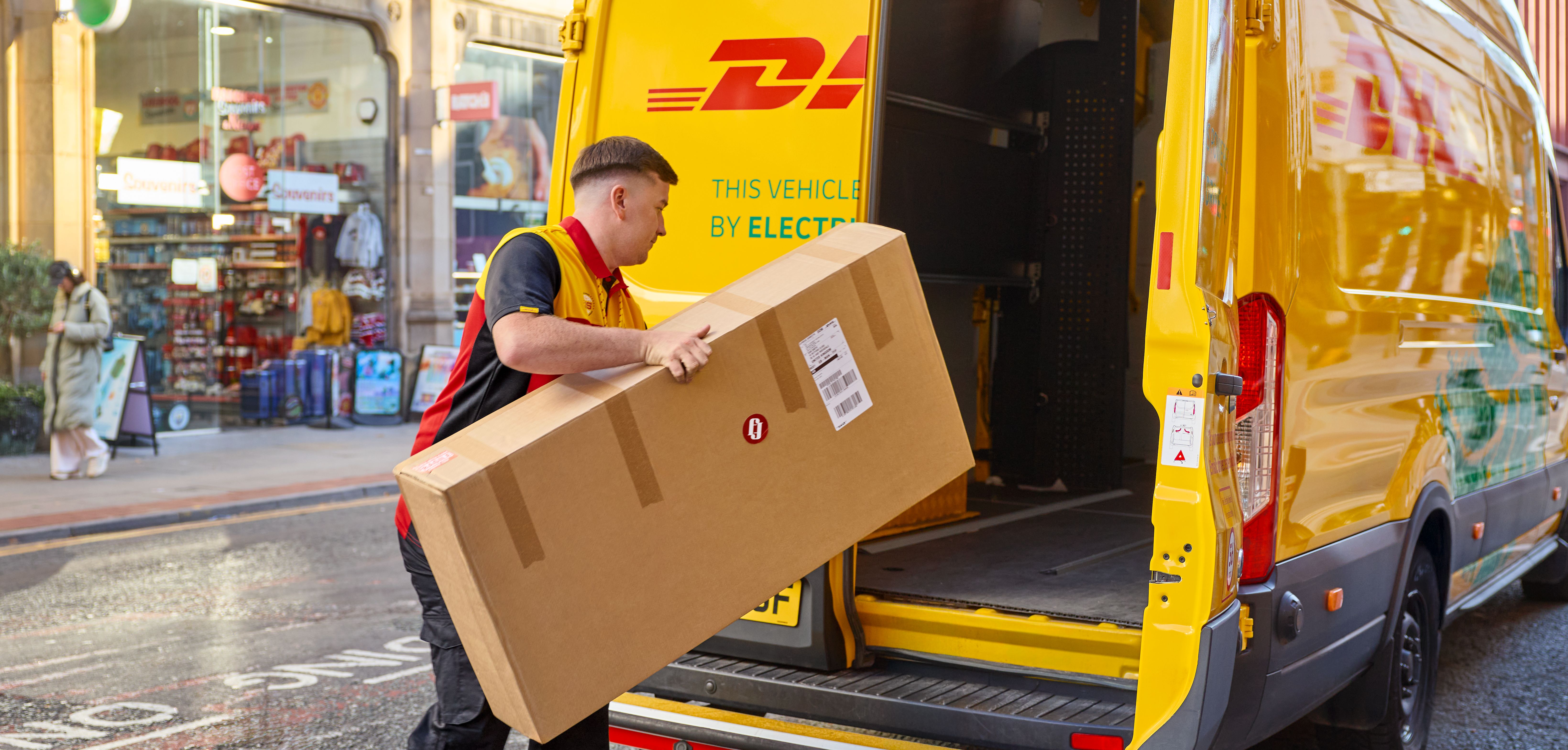 DHL 員工正在運送大型貨件