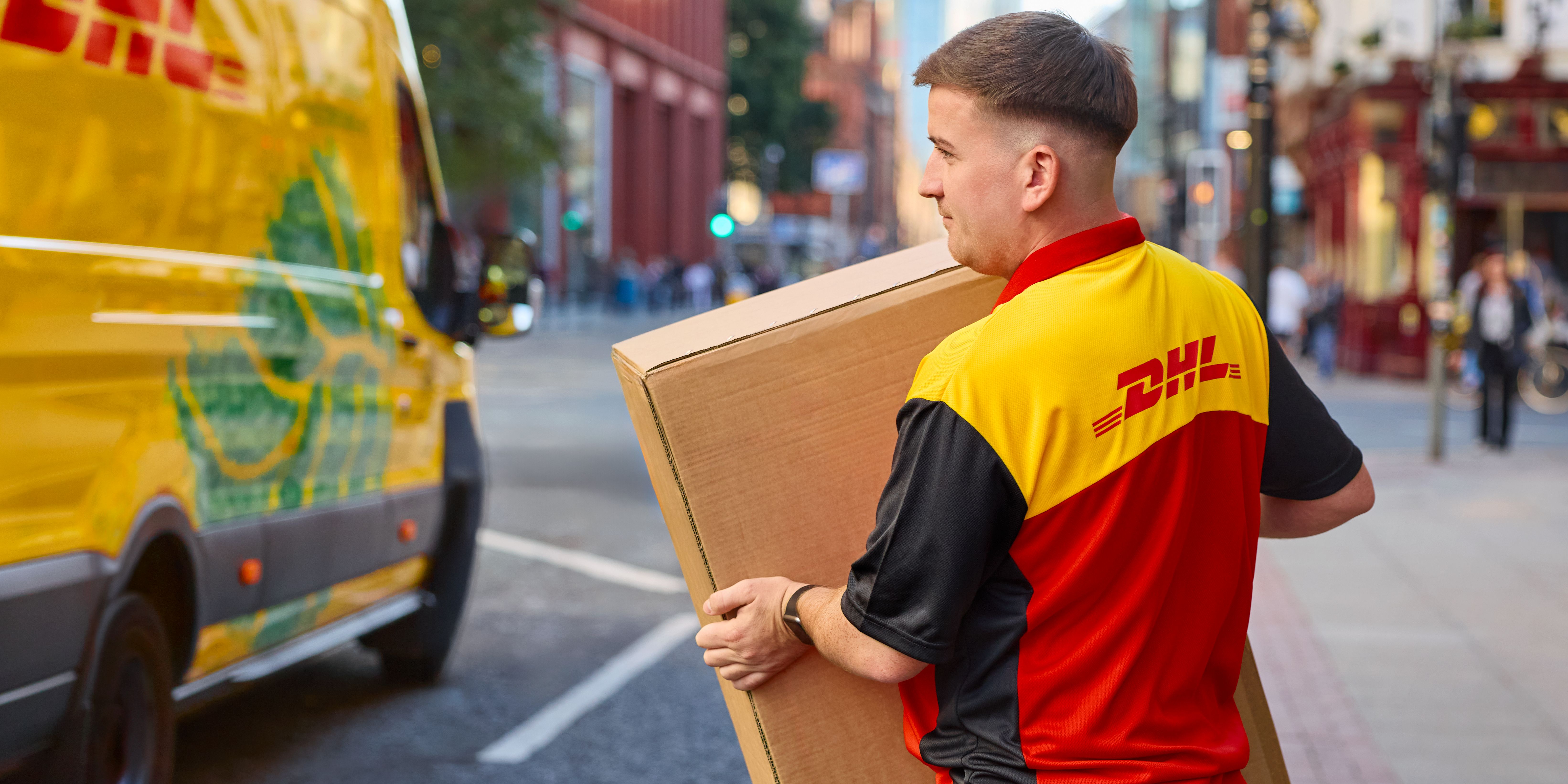 DHL 員工正在運送大型貨件