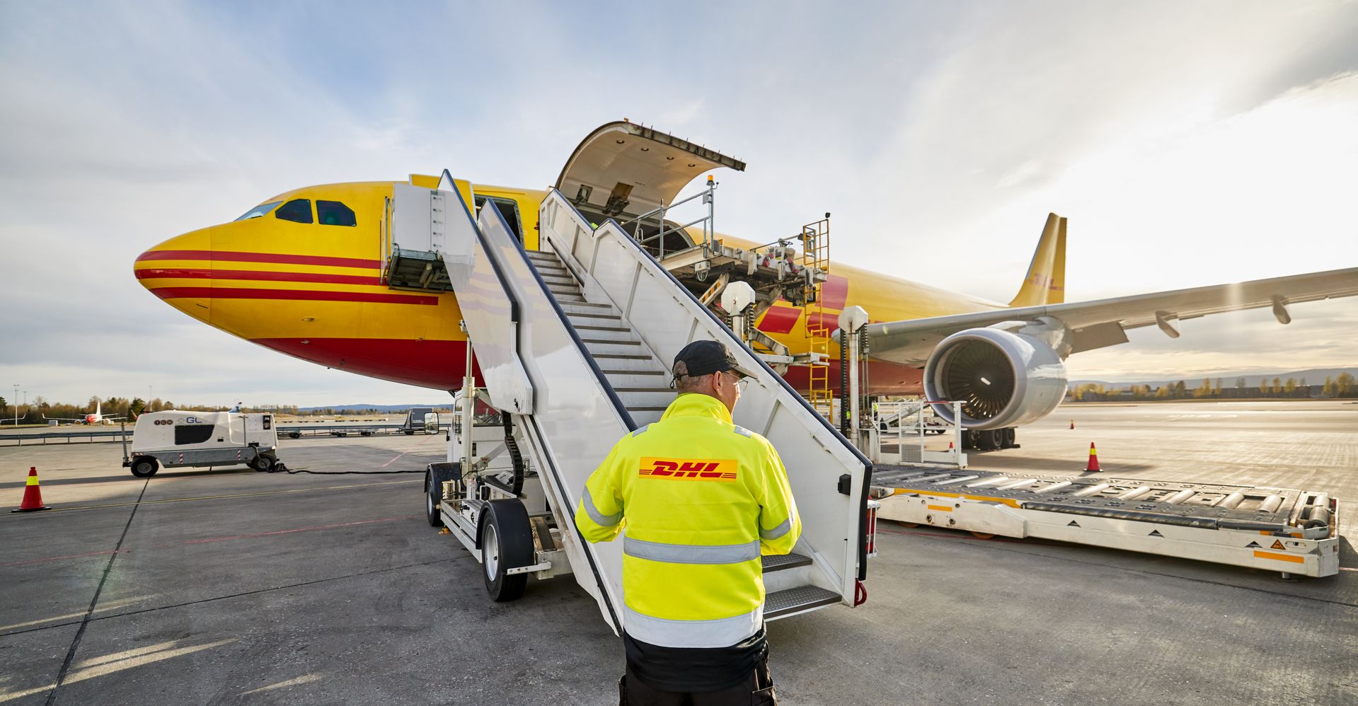courier loading shipments from thailand