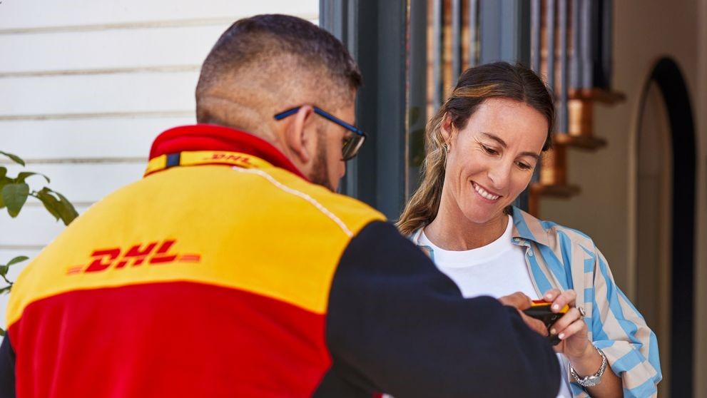 การจัดส่งพัสดุของ DHL พร้อมลูกค้าลงนามบนเครื่องสแกน 