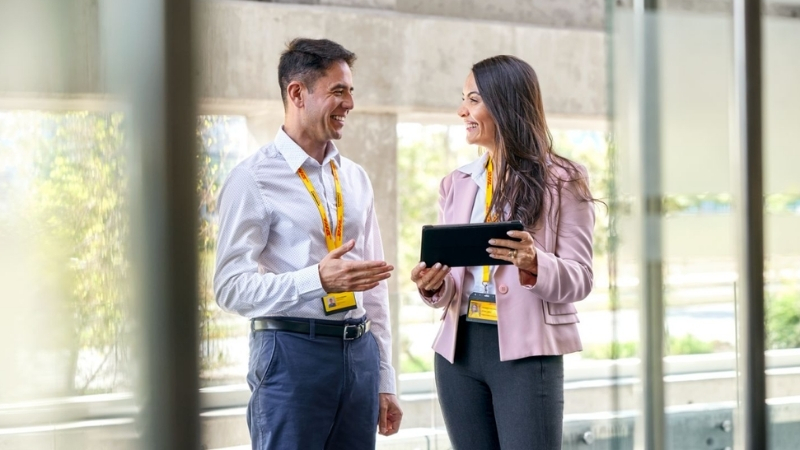 DHL çalışanı meslektaşıyla konuşuyor