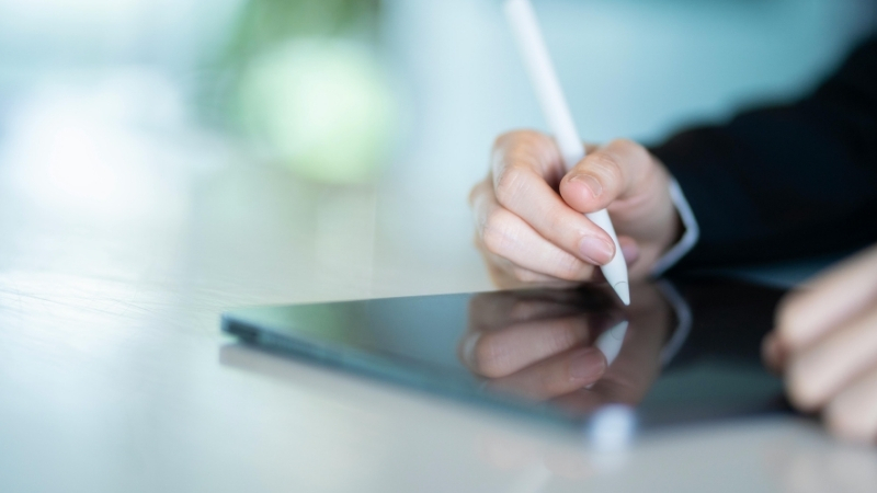 Man holding a tablet pan