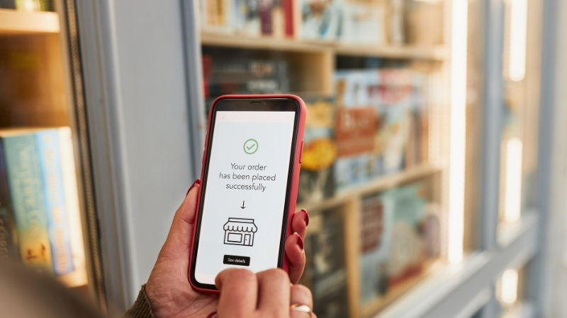 Kişi Akıllı Telefon Ekranında Online Siparişi Onayladı