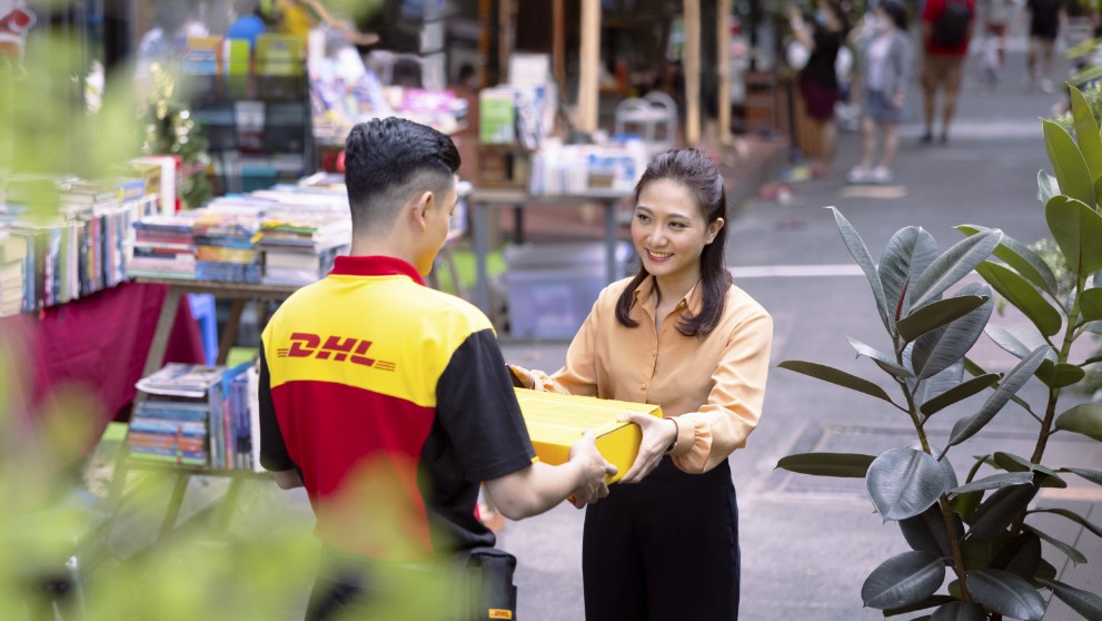 dhl express employee delivering a package to a customer