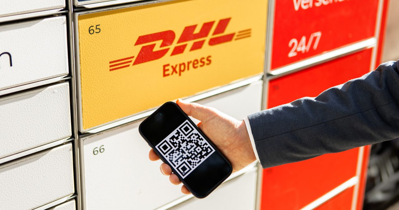 Scanning QR at parcel locker