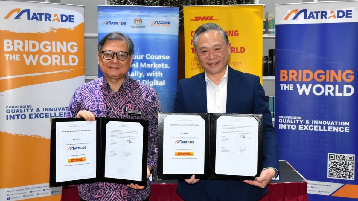 From left to right: Dato’ Abu Bakar Yusof, Chief Executive Officer of Malaysia External Trade Development Corporation (MATRADE), with Julian Neo, Managing Director of DHL Express Malaysia and Brunei.