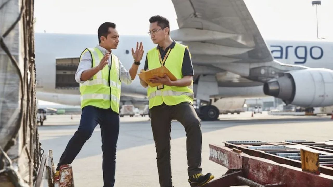 Commercial invoice: the document that clears customs