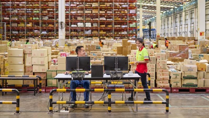 employees using ai in warehouse and supply chain management 