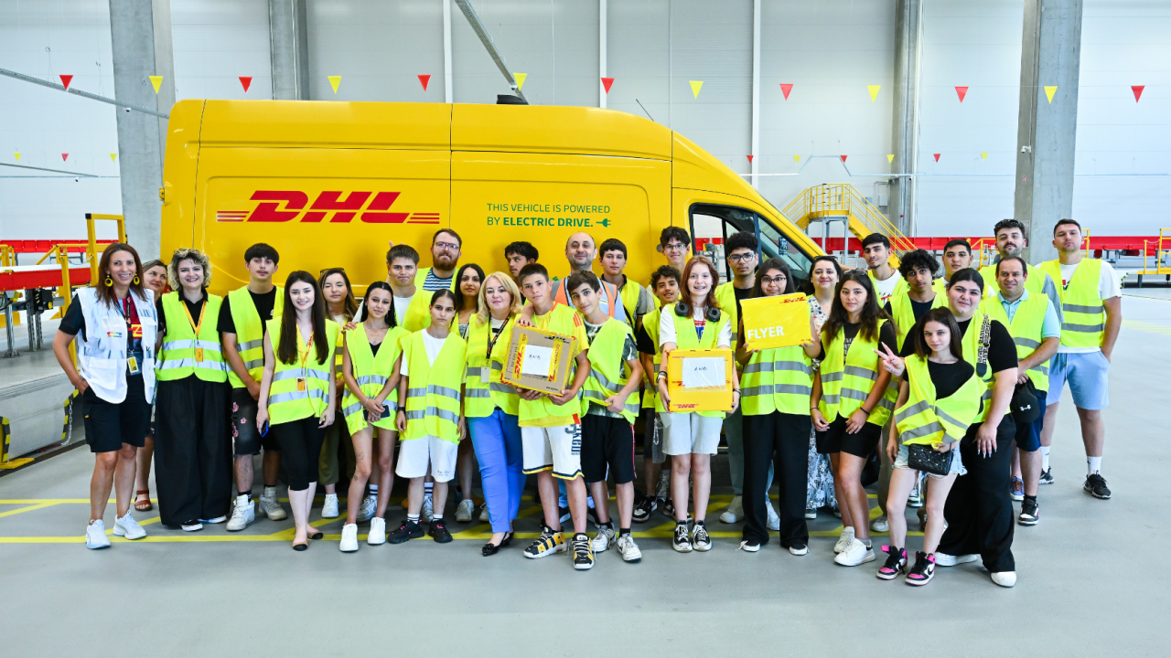DHL, Young people, red form